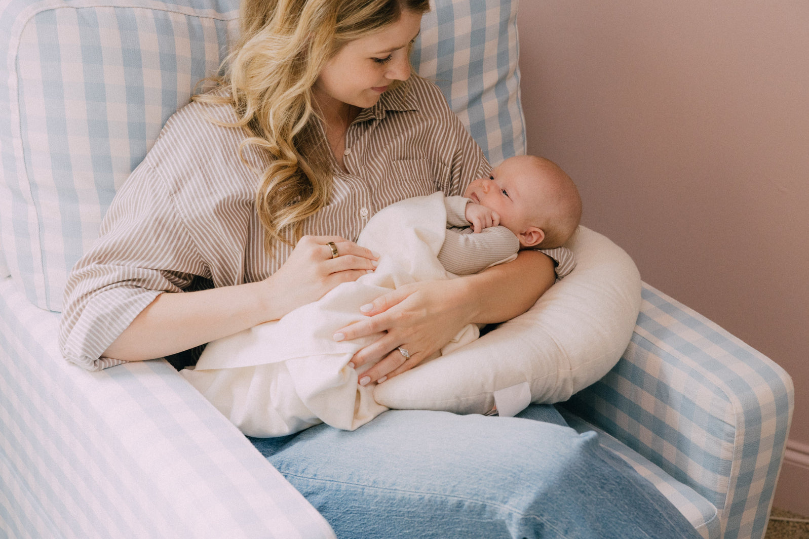 What’s the Best Nursing Pillow? Here’s What to Look For